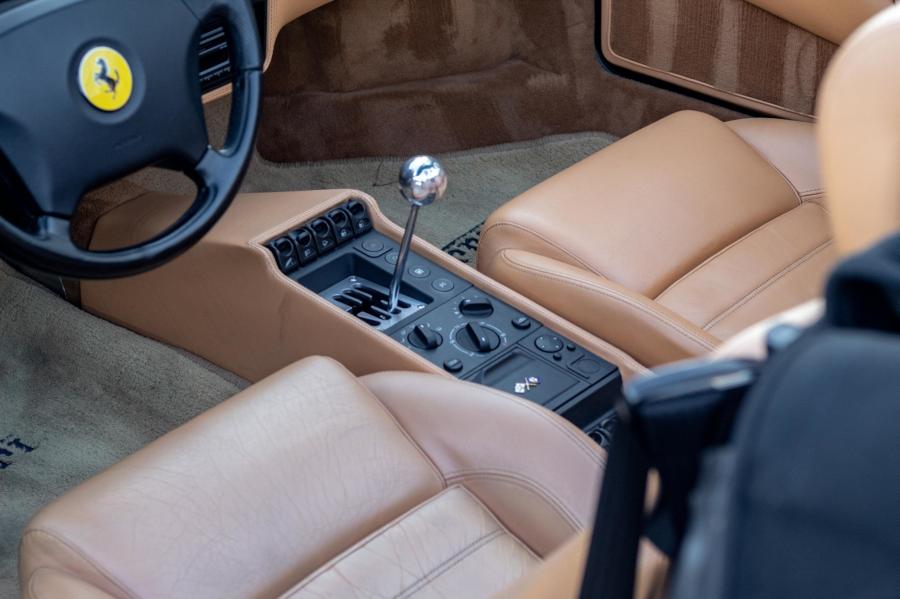 Детали интерьера Ferrari F355 Spider 1995 года  (фото 101 из 149)